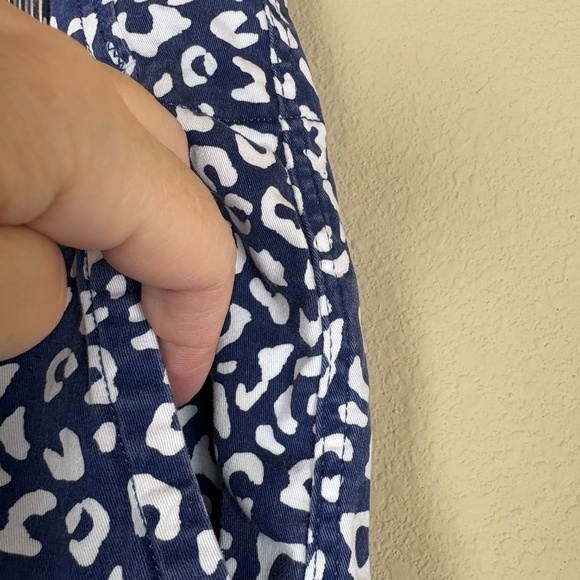 Vineyard Vines Blue/White Animal Print Shorts; Size 12 - Picture 8 of 13